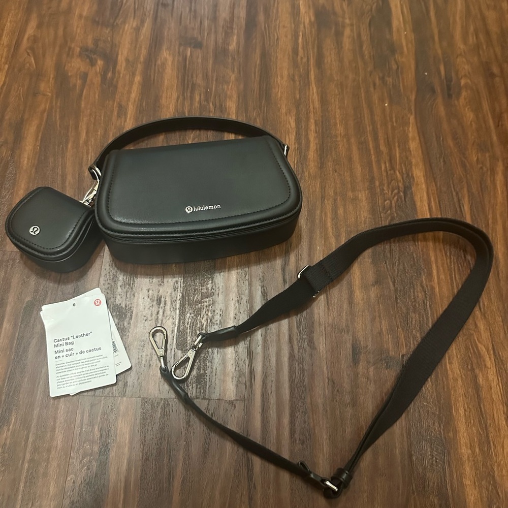 Lululemon cactus leather mini Bag black